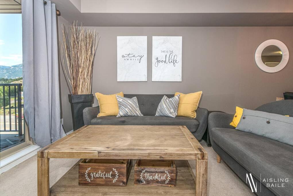 Apartment Contemporary, Cozy, Pool, Hot Tub, Front *