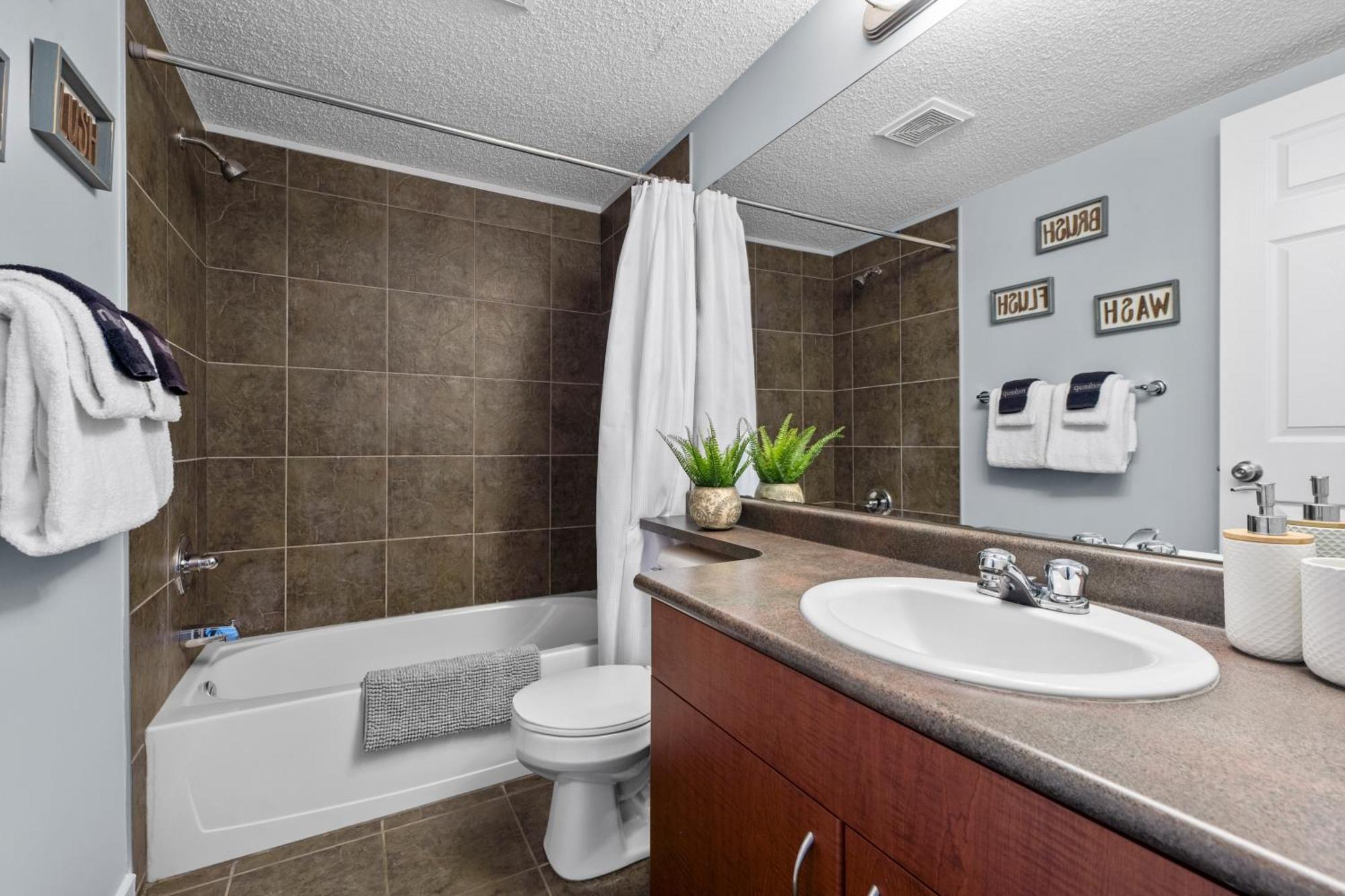 The Altitude Landing, Pool, Hot Tub, Pets * Invermere