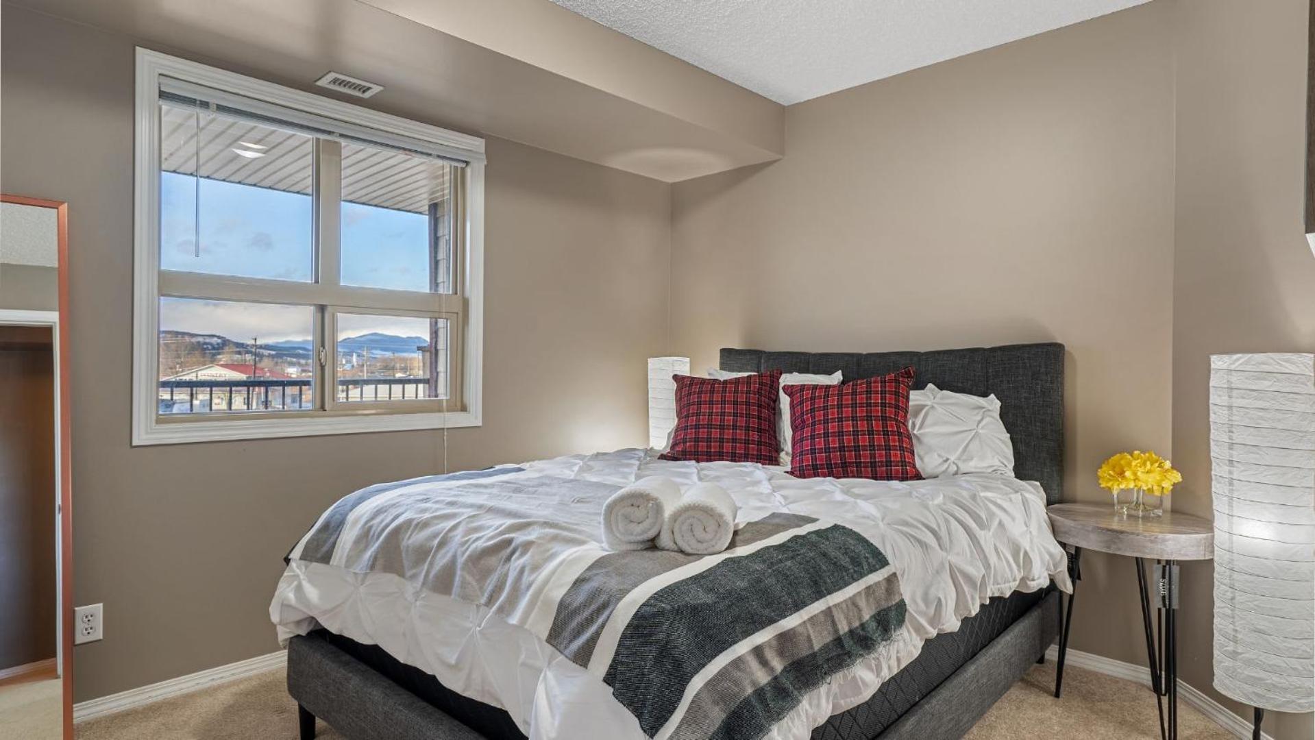 Cozy Mountain I Hot Tub & Pool I Close 2 I Tv Holiday home Invermere