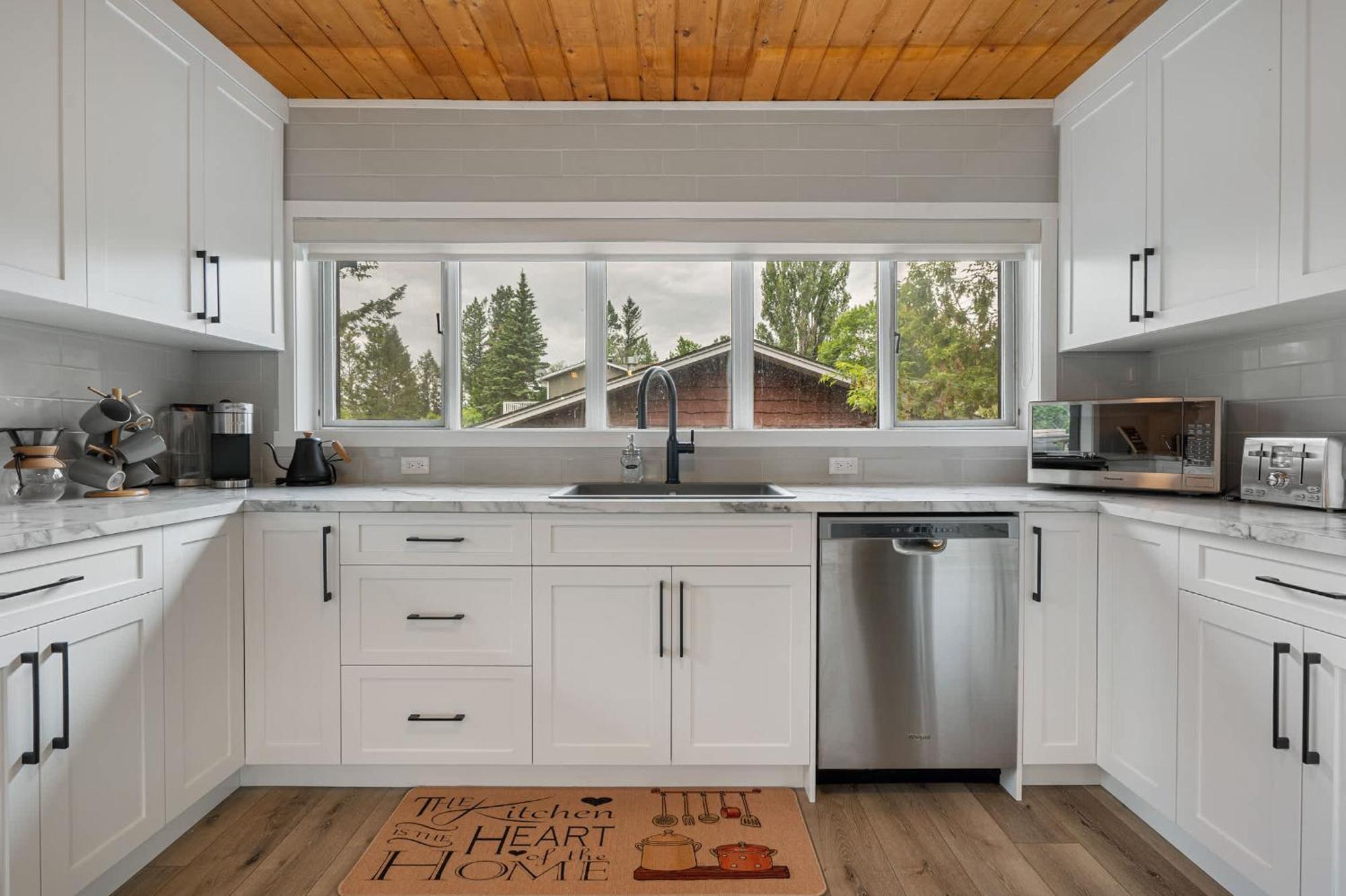Merlot Mountain I Ping Pong I Sleep 7 I 55 Rokutv Invermere