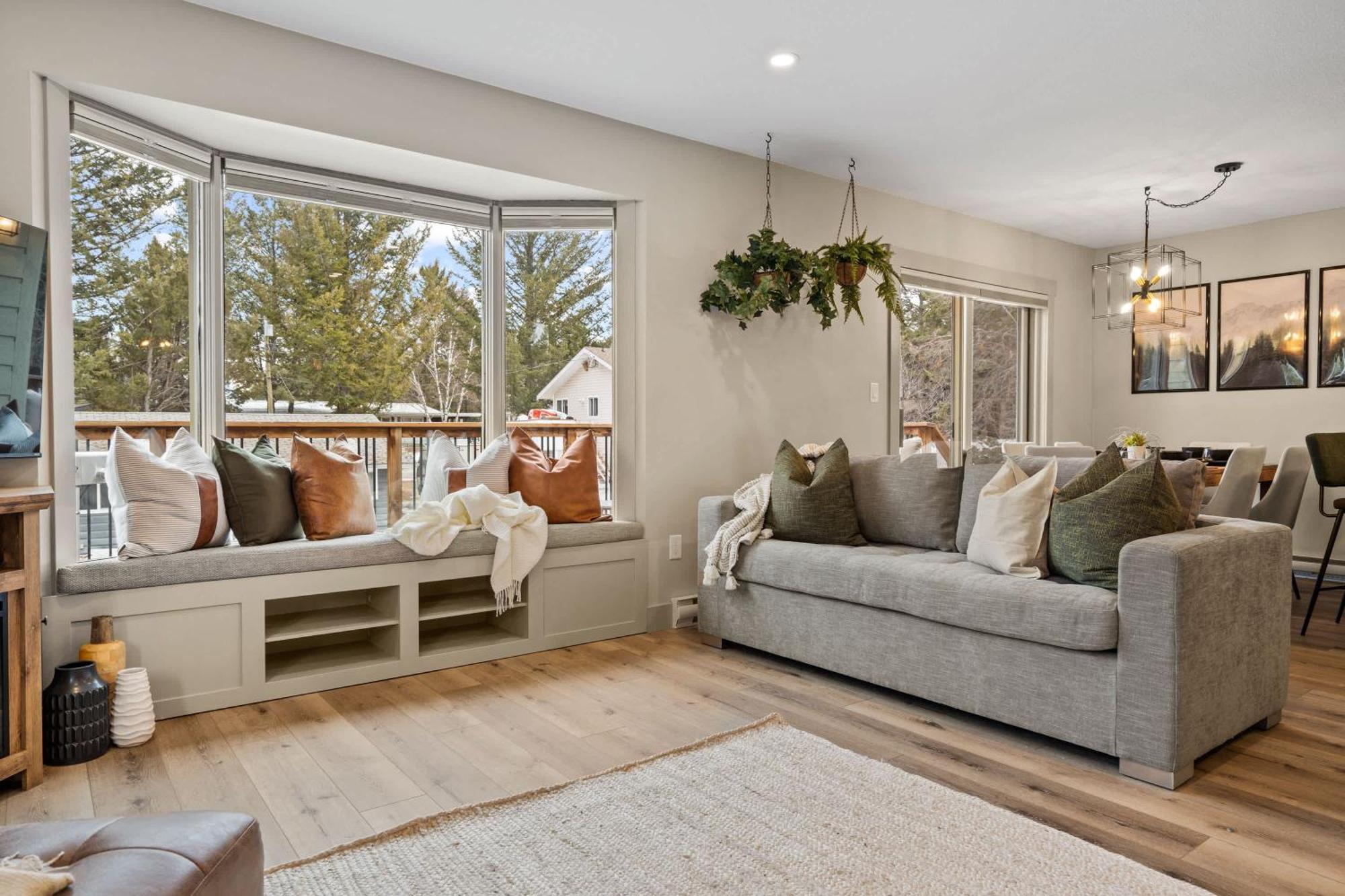 Evergreen Escape I Fireplace I Walk To The Lake Invermere