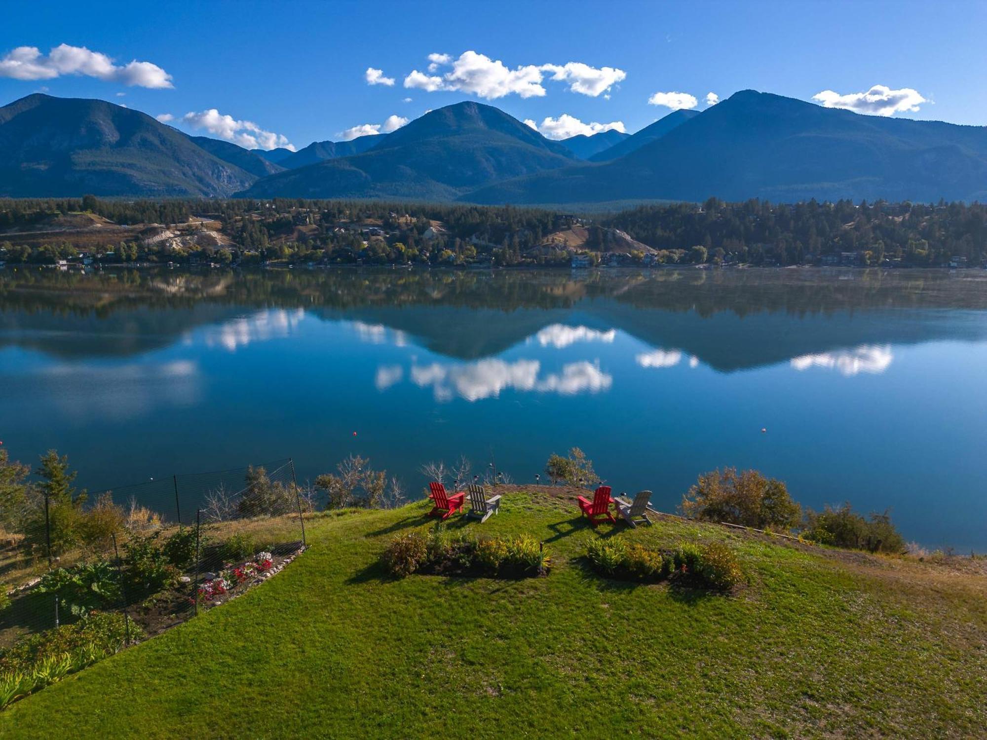 The Aura I Lake View I Hot Tub I Sleeps 27 Guests Invermere