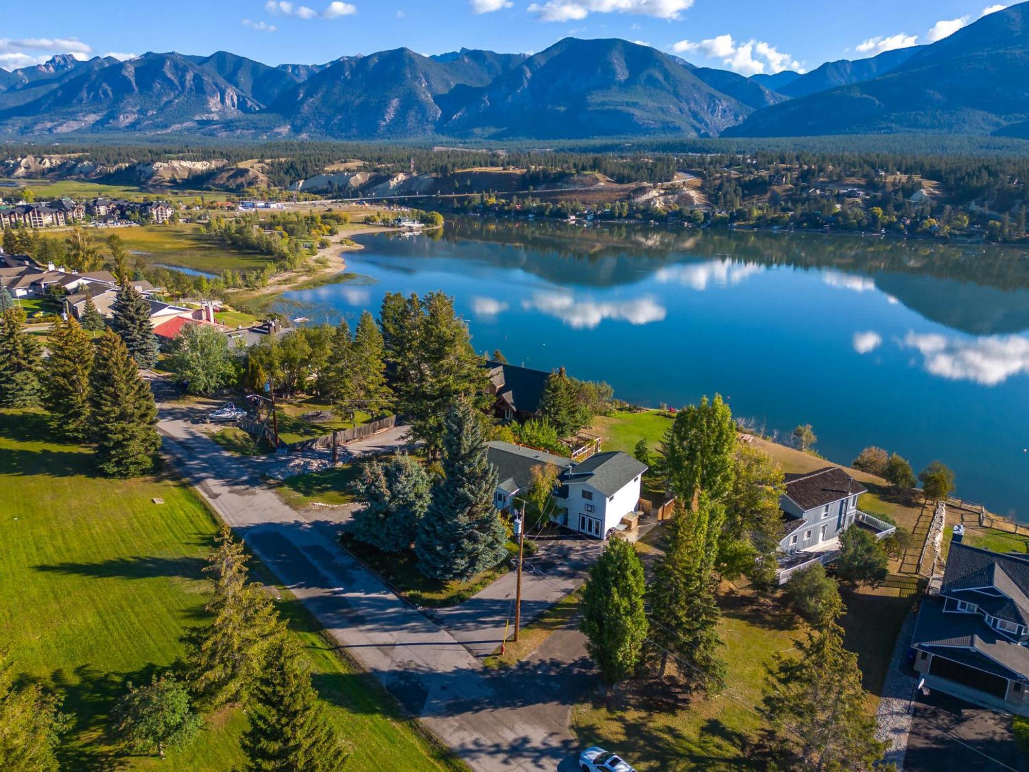 The Aura I Lake View I Hot Tub I Sleeps 27 Guests *