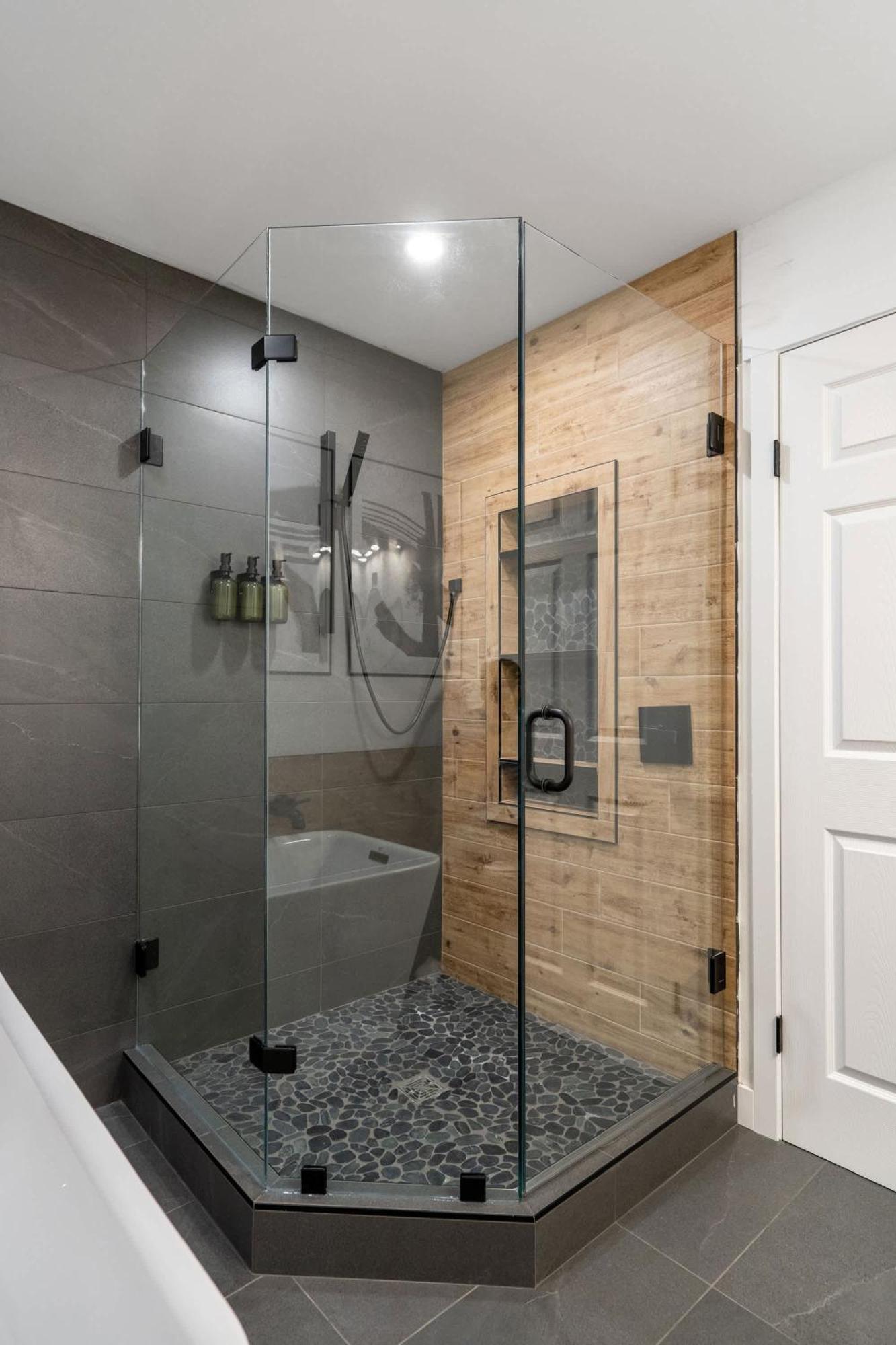 The Aura I Lake View I Hot Tub I Sleeps 27 Guests * Invermere