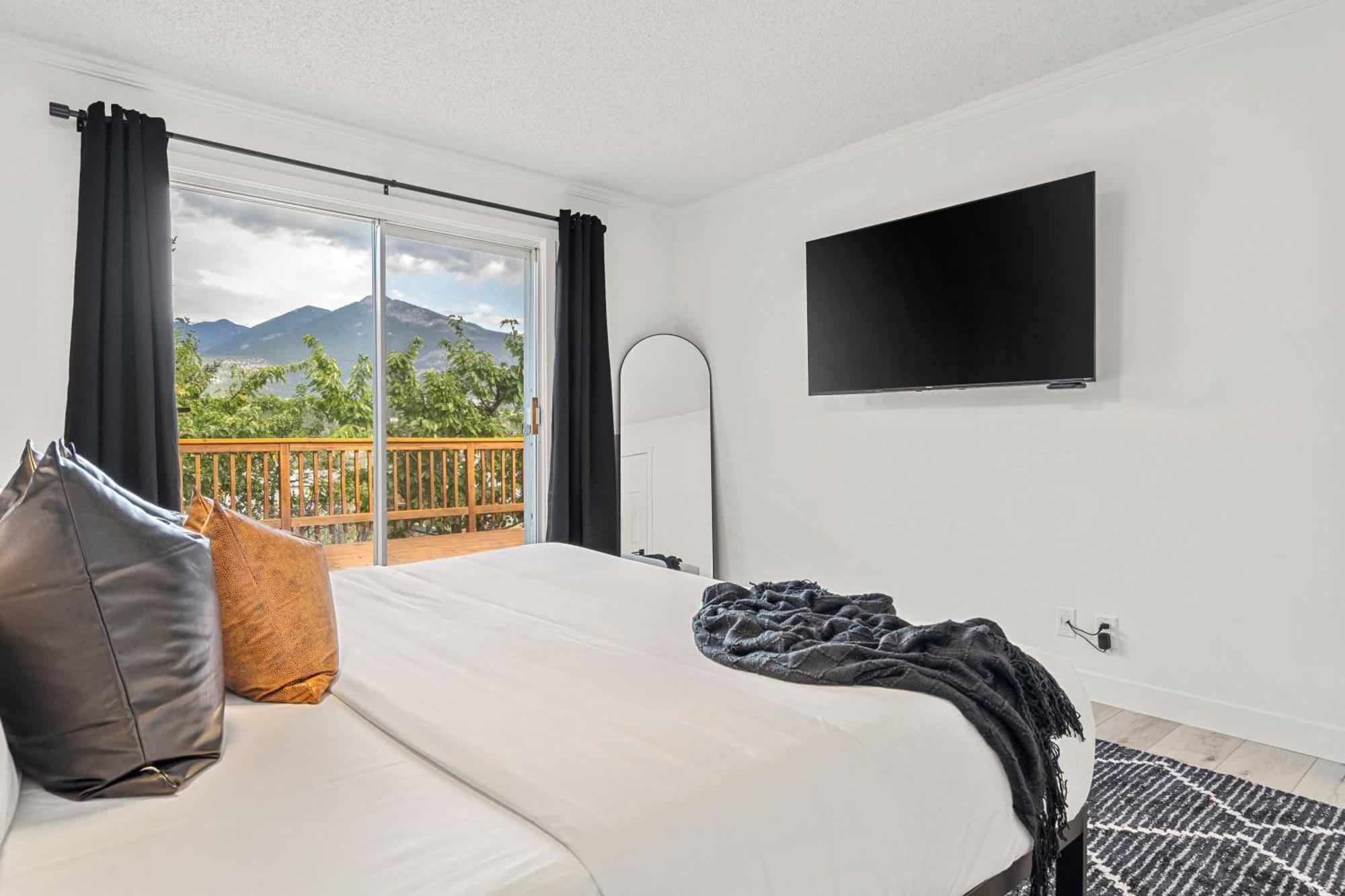 The Aura I Lake View I Hot Tub I Sleeps 27 Guests Holiday home Invermere