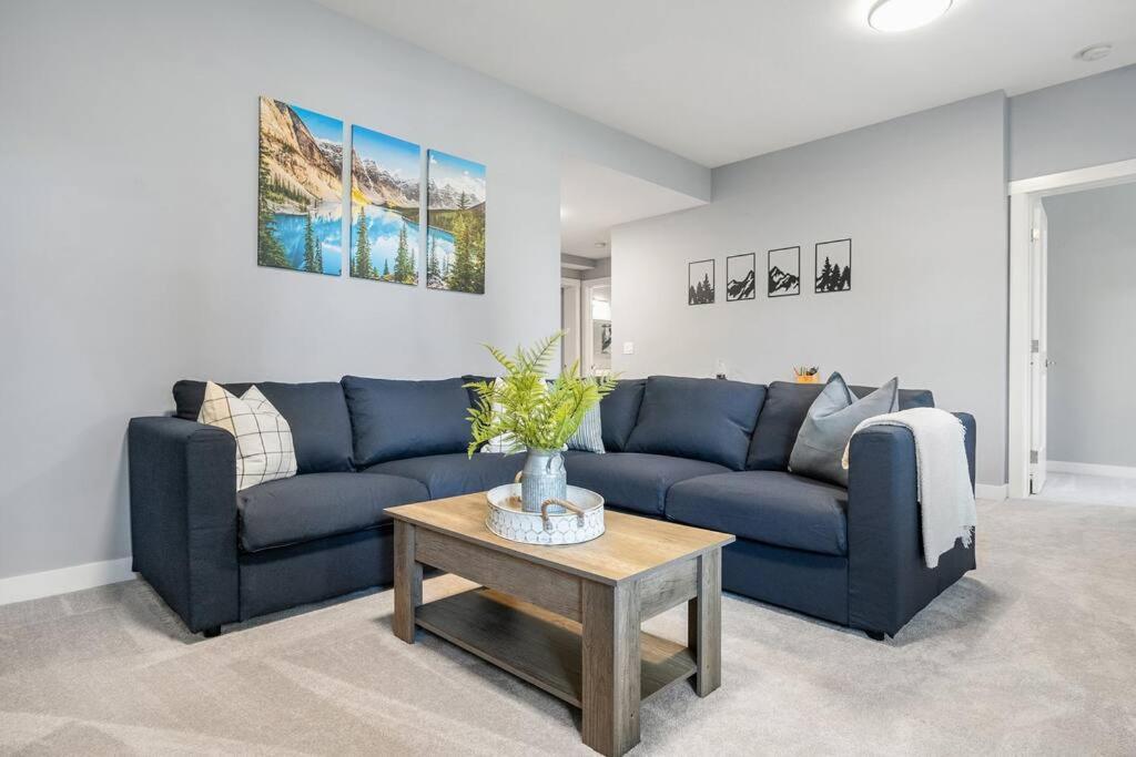 Serenity Shores, Mins To Lake, King Bed, 10 Guests Holiday home *