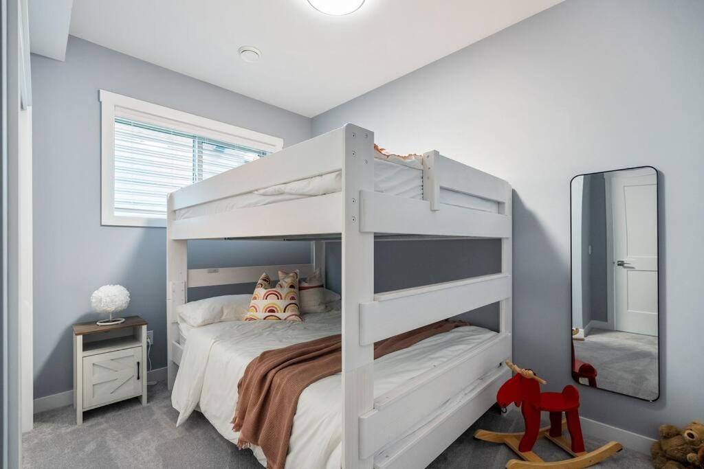 Serenity Shores, Mins To Lake, King Bed, 10 Guests * Invermere