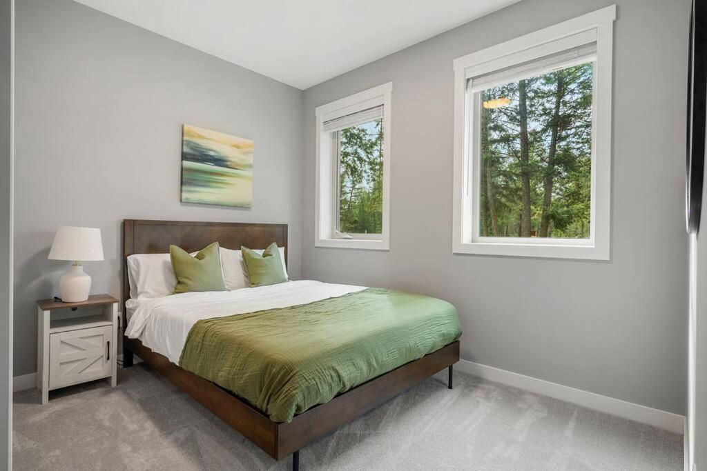 Serenity Shores, Mins To Lake, King Bed, 10 Guests Holiday home Invermere