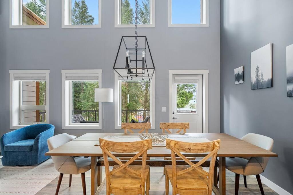 Holiday home Serenity Shores, Mins To Lake, King Bed, 10 Guests Invermere