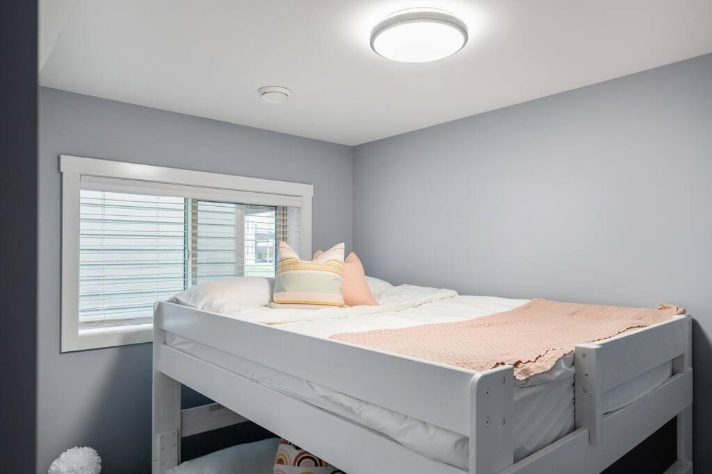 Serenity Shores, Mins To Lake, King Bed, 10 Guests Holiday home