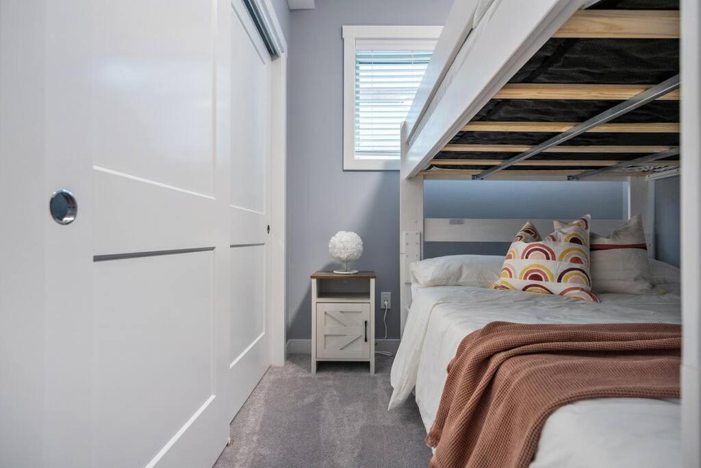 Serenity Shores, Mins To Lake, King Bed, 10 Guests Holiday home