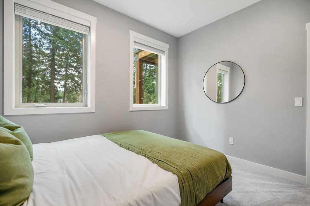 Serenity Shores, Mins To Lake, King Bed, 10 Guests Holiday home Invermere