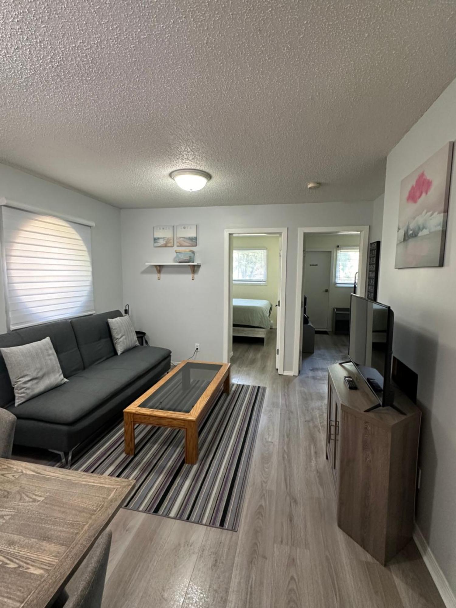 Lovely 2 Bedroom Condo, 2 Minute Walk Fr Downtown *