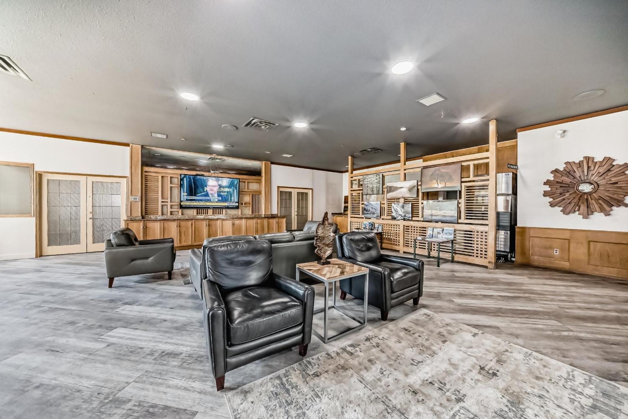 & Hotel Invermere