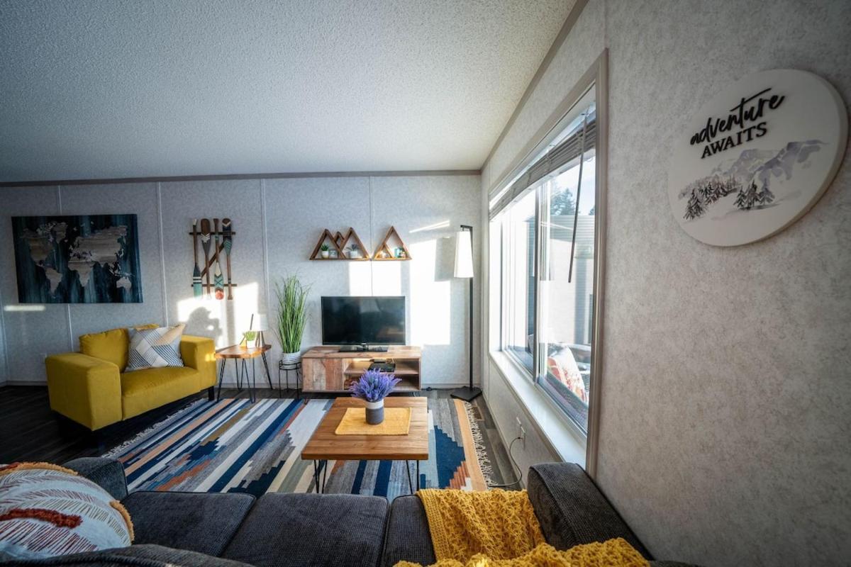 3 Bedroom Townhouse With Mountain Views, Large Deck, Garage Apartment Invermere