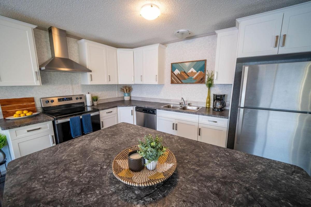 3 Bedroom Townhouse With Mountain Views, Large Deck, Garage