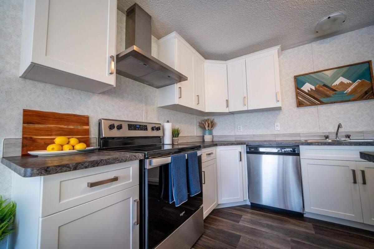 3 Bedroom Townhouse With Mountain Views, Large Deck, Garage Apartment