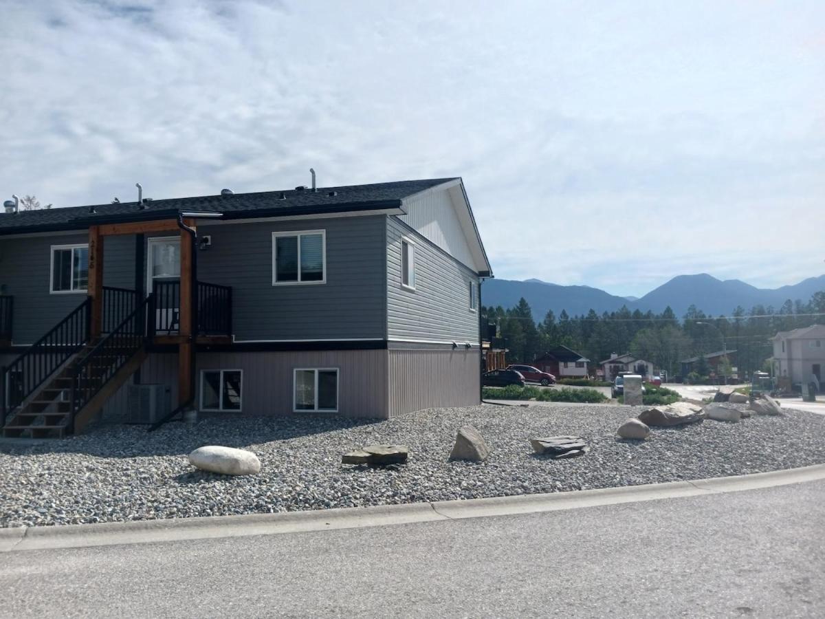 3 Bedroom Townhouse With Mountain Views, Large Deck, Garage Apartment Invermere