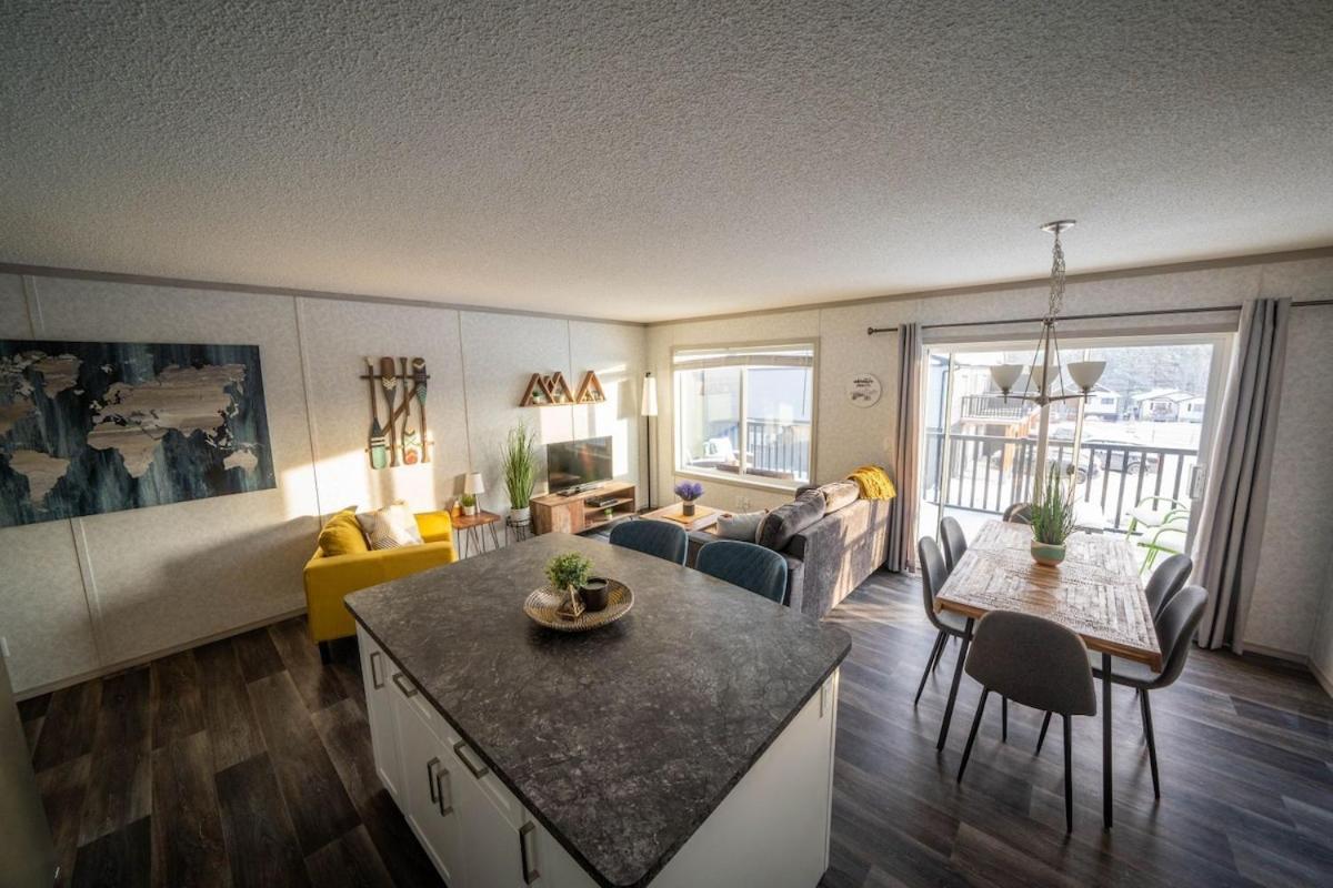3 Bedroom Townhouse With Mountain Views, Large Deck, Garage Invermere