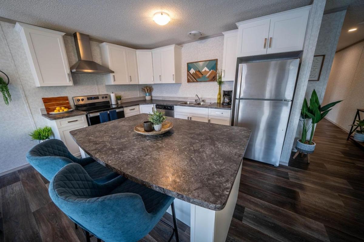 3 Bedroom Townhouse With Mountain Views, Large Deck, Garage *