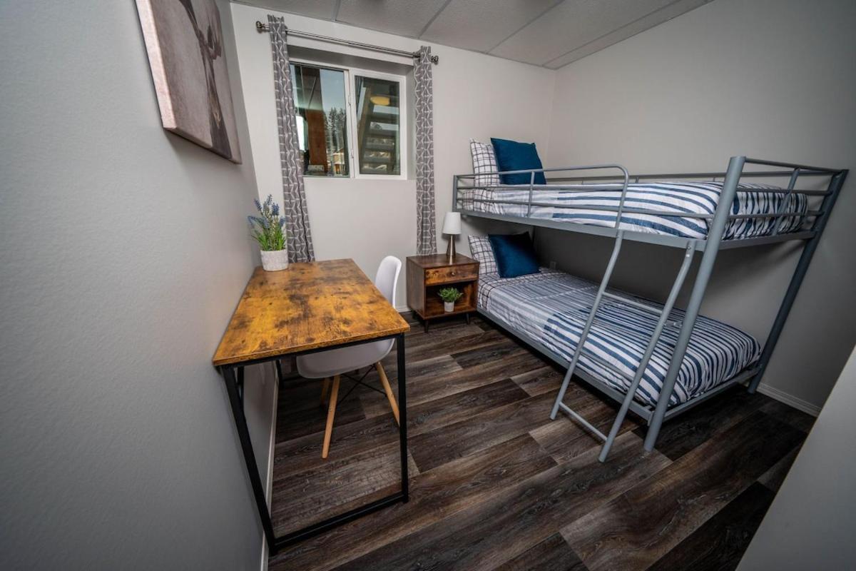 Apartment 3 Bedroom Townhouse With Mountain Views, Large Deck, Garage Invermere