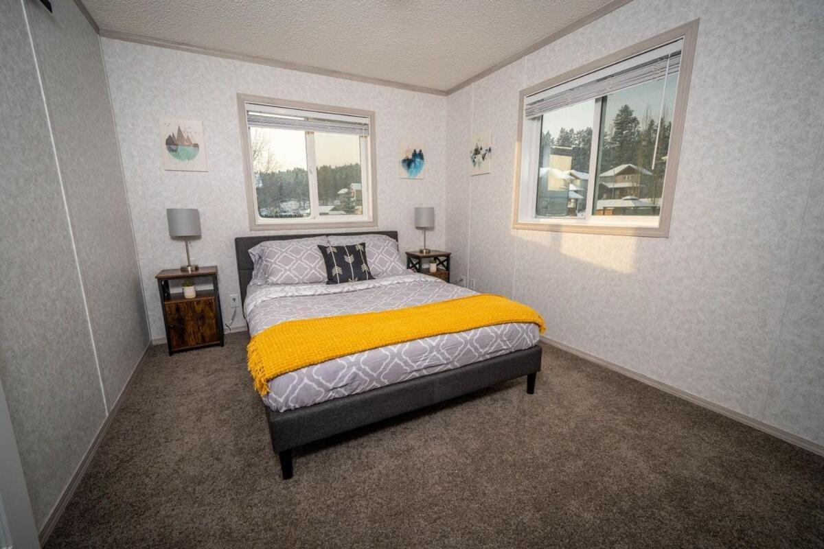 3 Bedroom Townhouse With Mountain Views, Large Deck, Garage Apartment