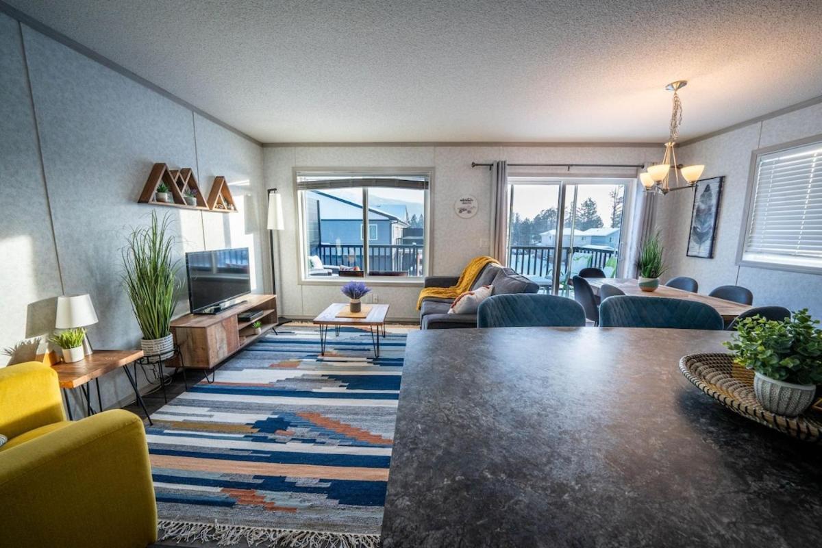 3 Bedroom Townhouse With Mountain Views, Large Deck, Garage Invermere