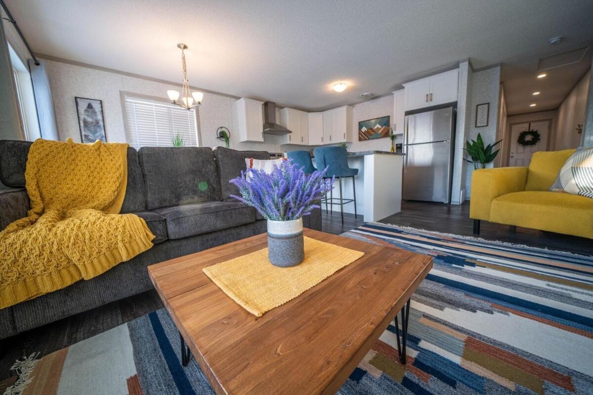 Apartment 3 Bedroom Townhouse With Mountain Views, Large Deck, Garage Invermere