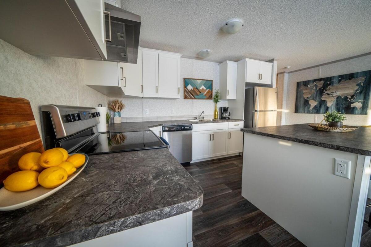 3 Bedroom Townhouse With Mountain Views, Large Deck, Garage Apartment