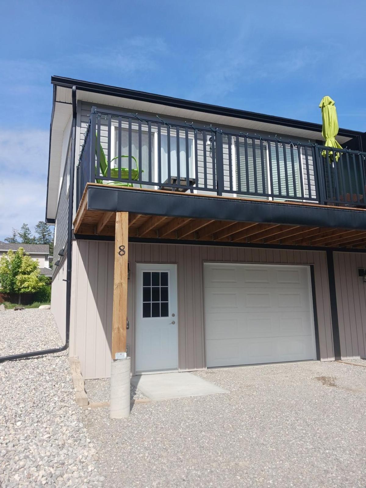 3 Bedroom Townhouse With Mountain Views, Large Deck, Garage Apartment *