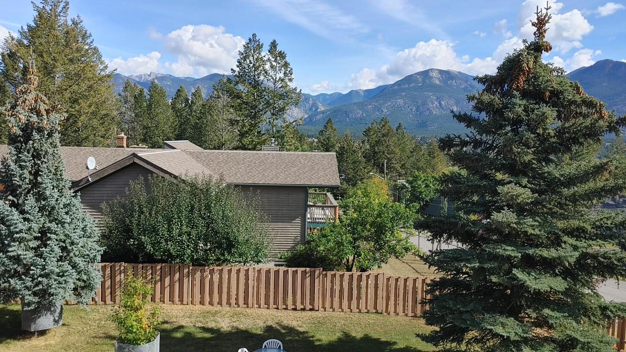 Mountain View Retreat: Luxury Invermere