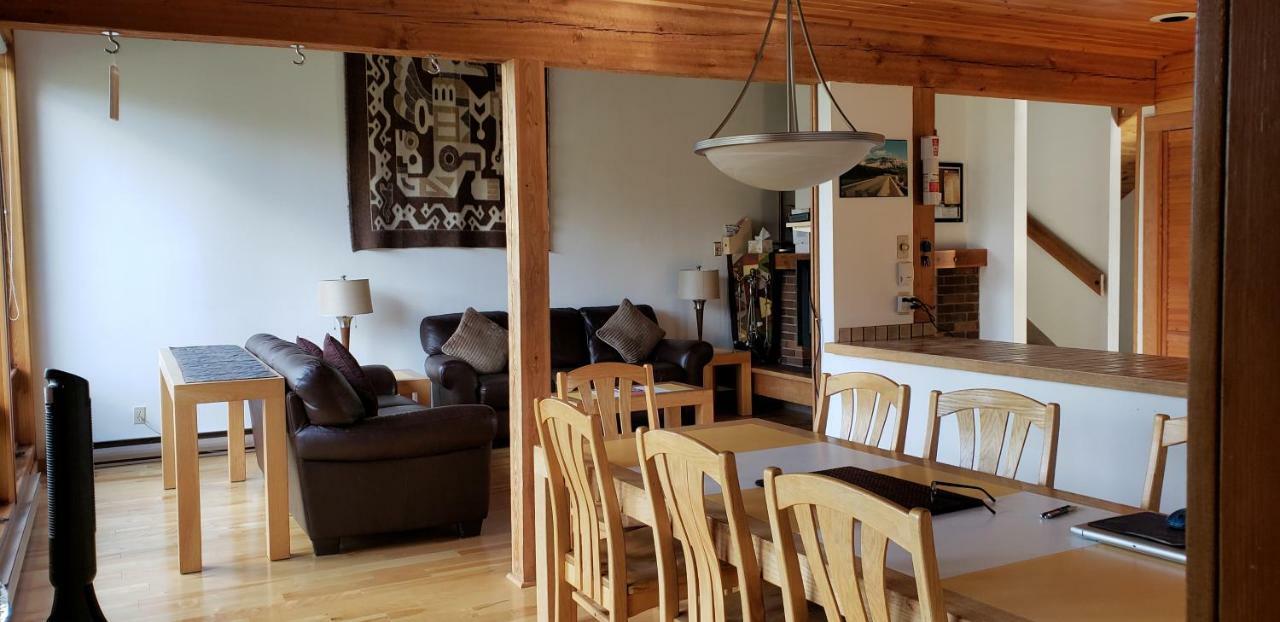 Mountain View Retreat: Luxury Invermere