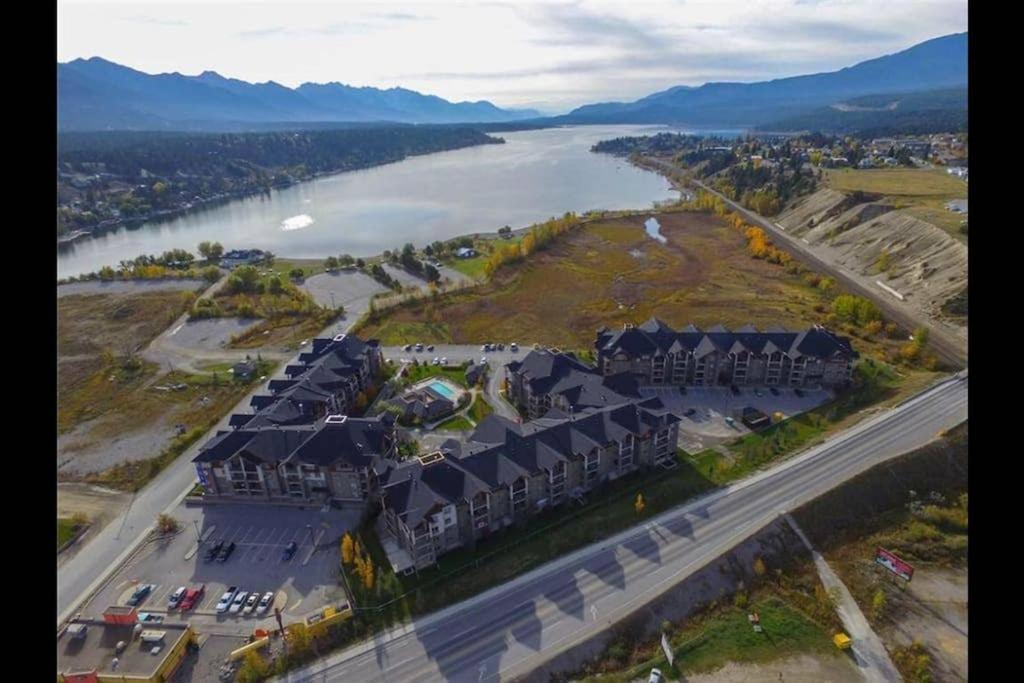 Rustic Modern 2 Bed 2 Bath With Lakeview Pool And Hot Tub Invermere