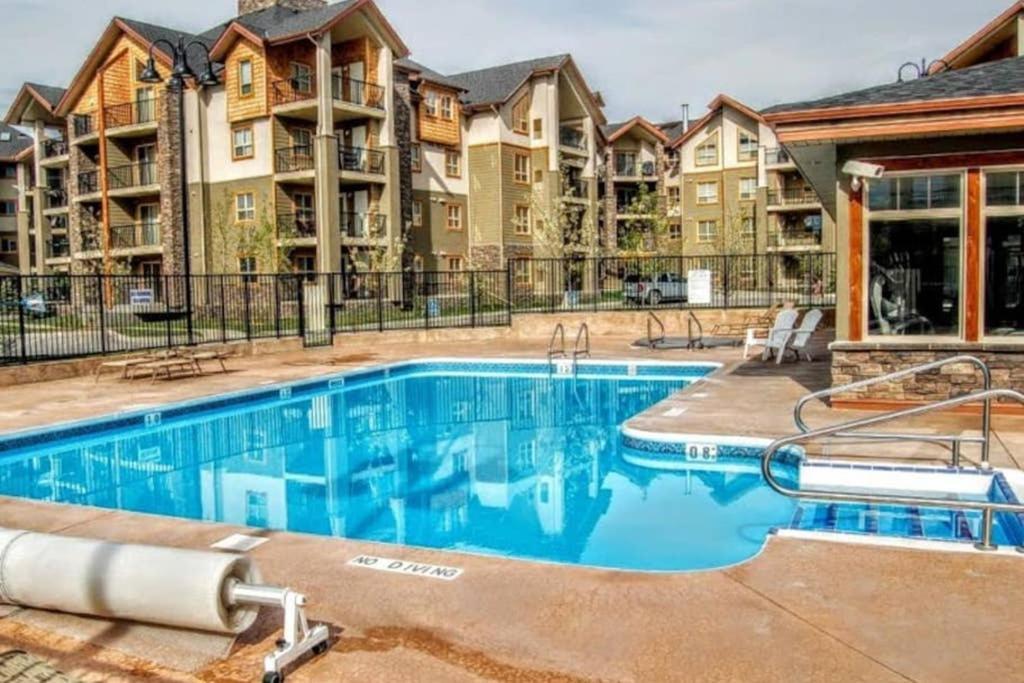 Rustic Modern 2 Bed 2 Bath With Lakeview Pool And Hot Tub Invermere