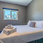 Mountain Crest Retreat - Bbq, Hot Tub, Theatre
