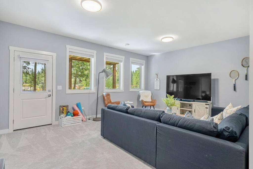 Serenity Shores, Mins To Lake, King Bed, 10 Guests Holiday home