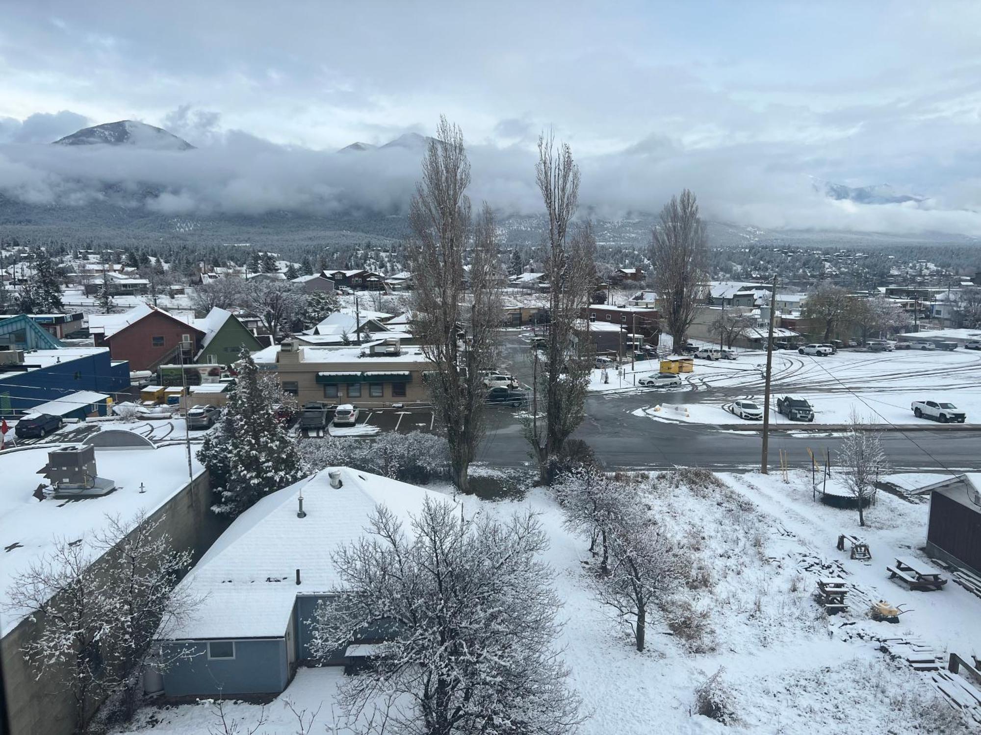 Mountain Views In Downtown Apartment *