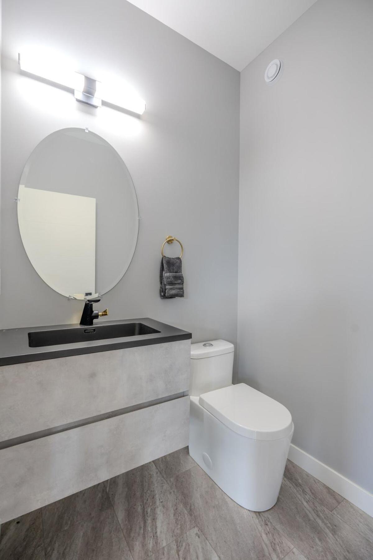 Holiday home Mountain Crest Retreat - Bbq, Hot Tub, Theatre Invermere