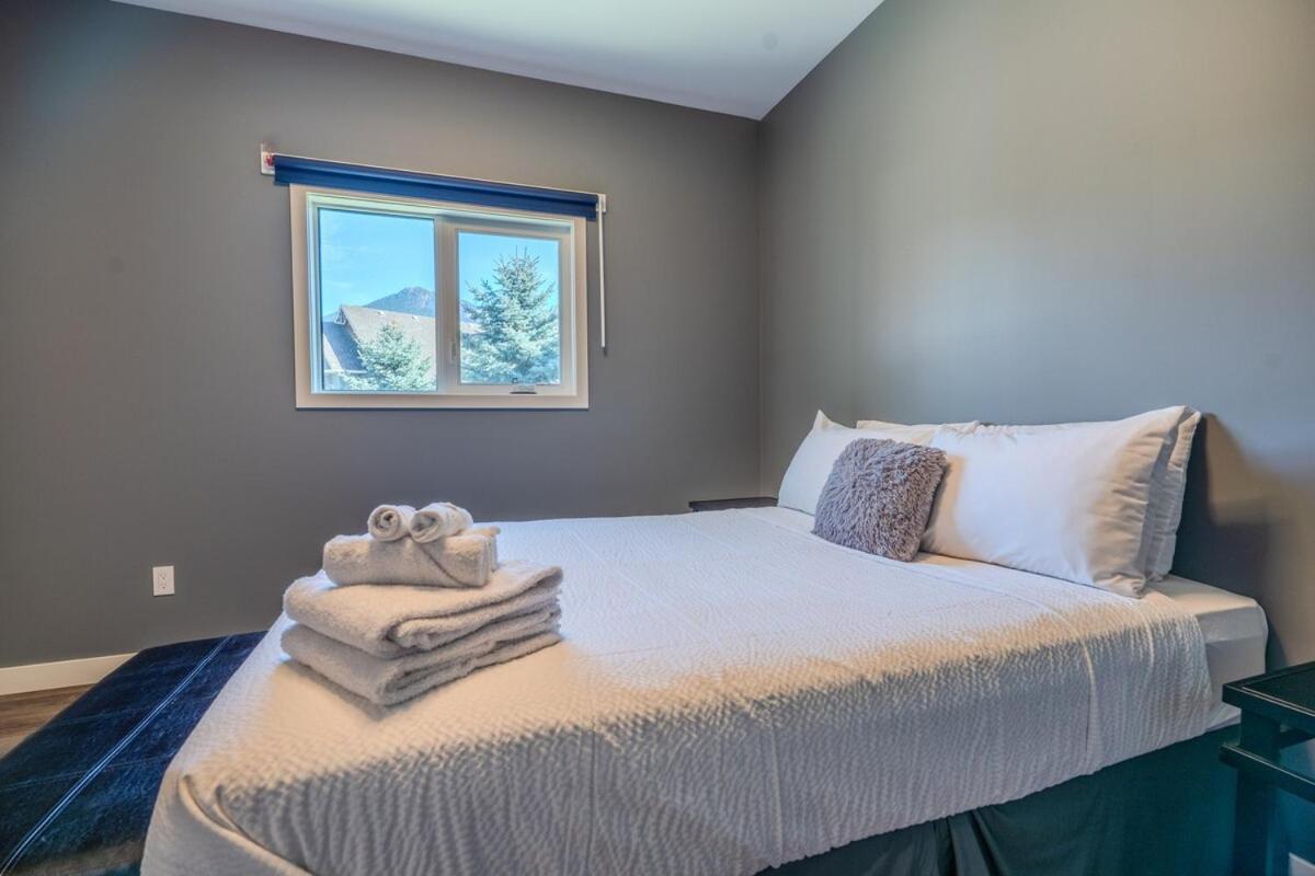 Mountain Crest Retreat - Bbq, Hot Tub, Theatre