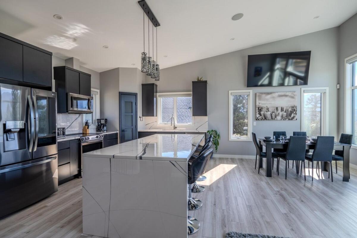 Mountain Crest Retreat - Bbq, Hot Tub, Theatre Holiday home Invermere