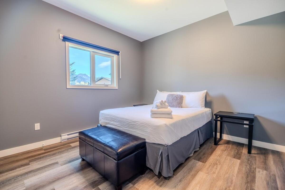 Mountain Crest Retreat - Bbq, Hot Tub, Theatre Holiday home Invermere