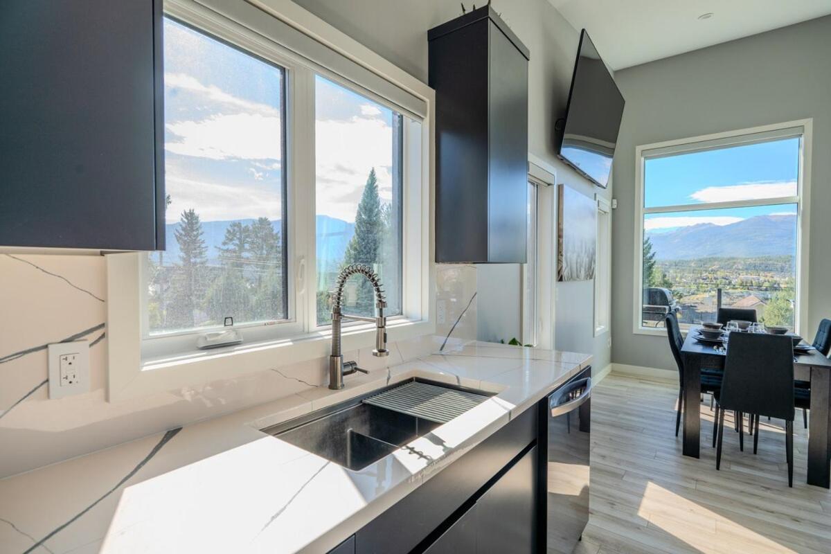 Mountain Crest Retreat - Bbq, Hot Tub, Theatre Holiday home