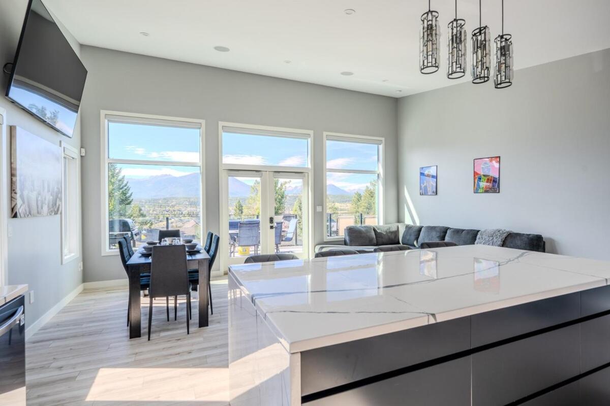 Mountain Crest Retreat - Bbq, Hot Tub, Theatre Holiday home Invermere
