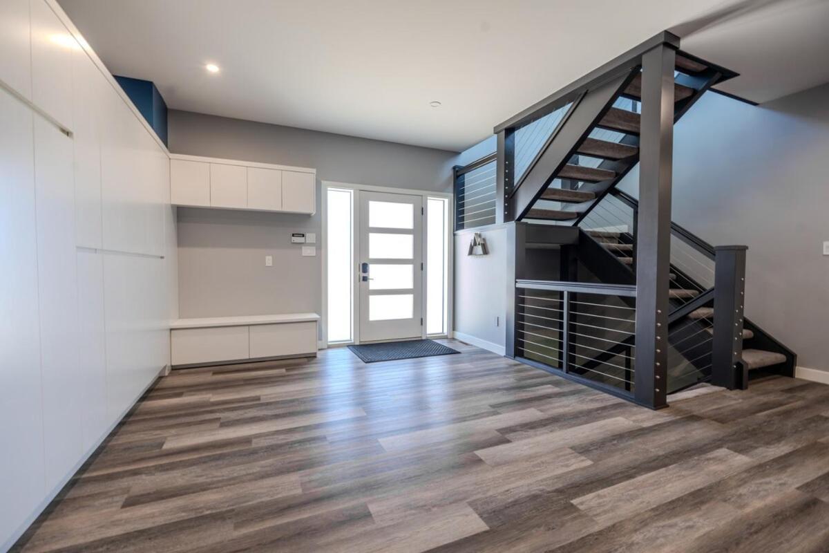 Mountain Crest Retreat - Bbq, Hot Tub, Theatre Invermere