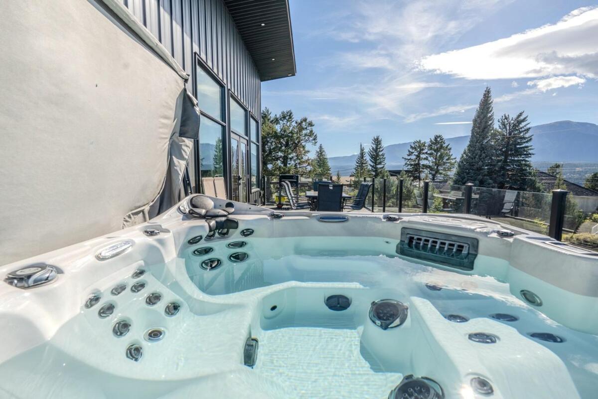 Mountain Crest Retreat - Bbq, Hot Tub, Theatre Invermere